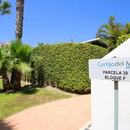 Nyaraló Attractive Modern Stylish Townhouse With Garden