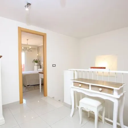 Attractive Modern Stylish Townhouse With Garden