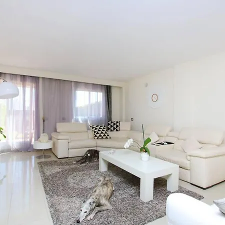 Holiday home Attractive Modern Stylish Townhouse With Garden